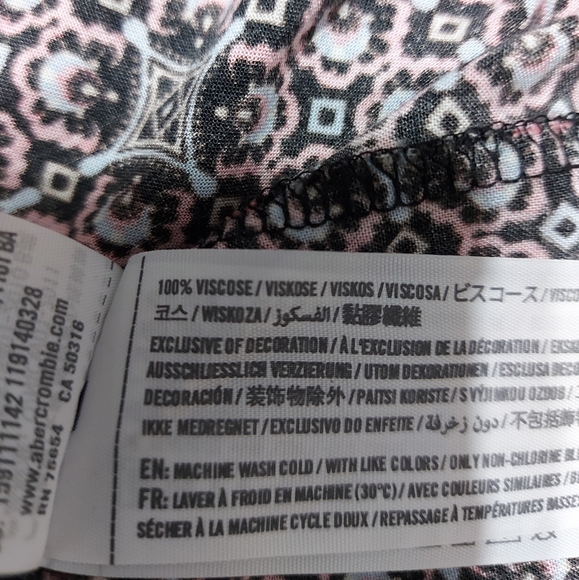 Abercrombie & Fitch size medium - Picture 2 of 6